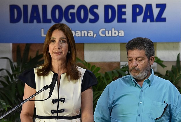 Marcela Duran ao lado de Marco Calarca. Foto: Adalberto Roque/AFP
